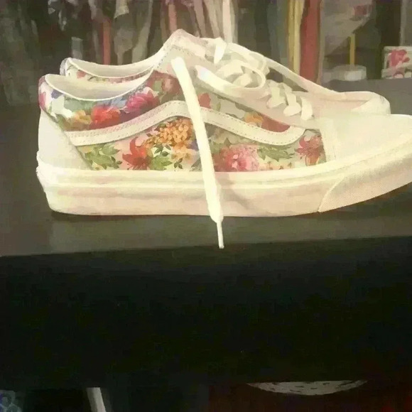 Vans leather old school with flowery pattern. Men’s size 10 in EUC. Worn once. - Picture 1 of 5